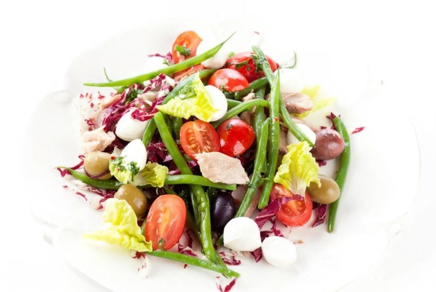 Салат с моцареллой, тунцом и стручковой фасолью