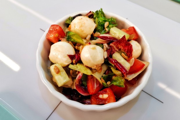 Салат с моцареллой и перцем халапеньо