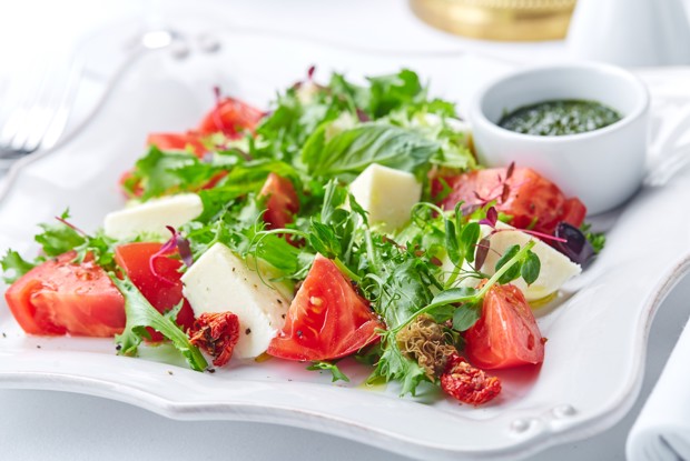Салат с моцареллой и рукколой