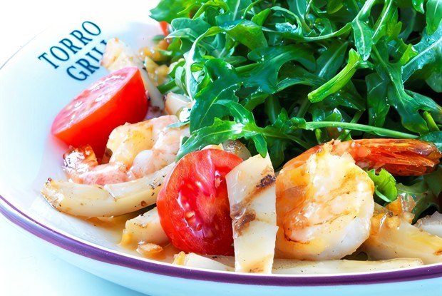 Салат с морепродуктами гриль и рукколой