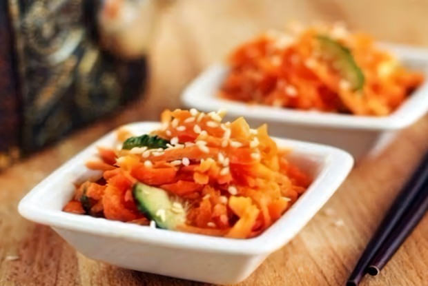 Салат с морковью, огурцами и имбирем