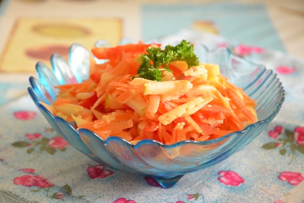Салат с морковью, сыром и кефиром