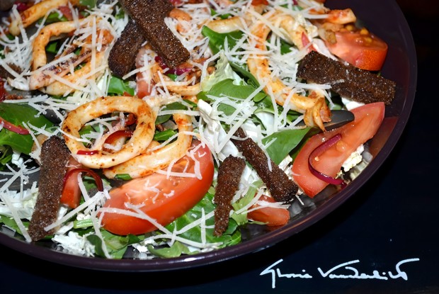 Салат с морскими гадами и гренками из бородинского хлеба