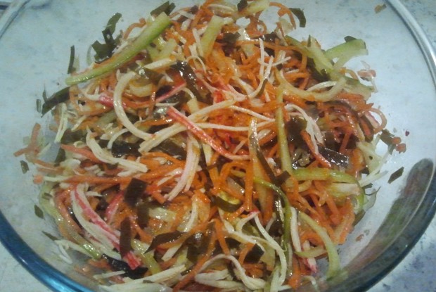 Салат с морской капустой и крабовыми палочками