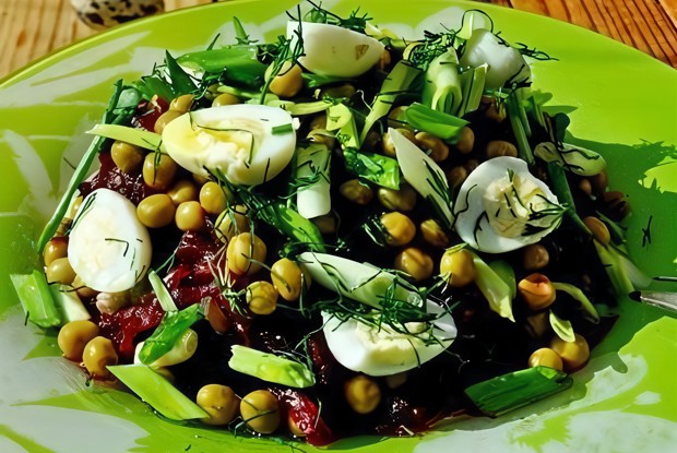 Салат с морской капустой и перепелиными яйцами