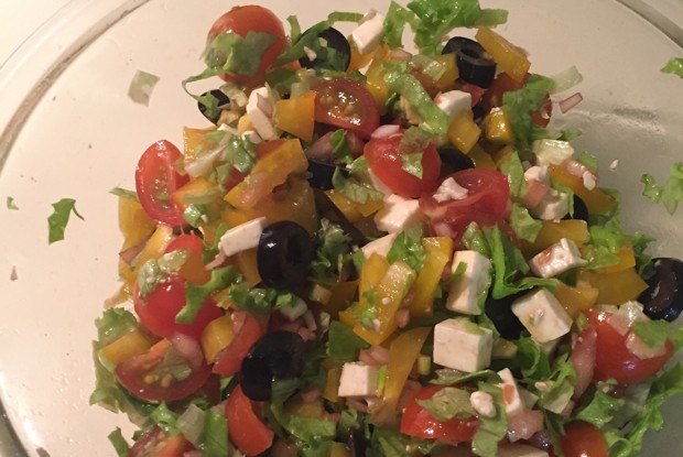 Салат с мягким сыром и маслинами