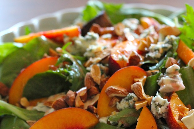 Салат с нектарином и сыром