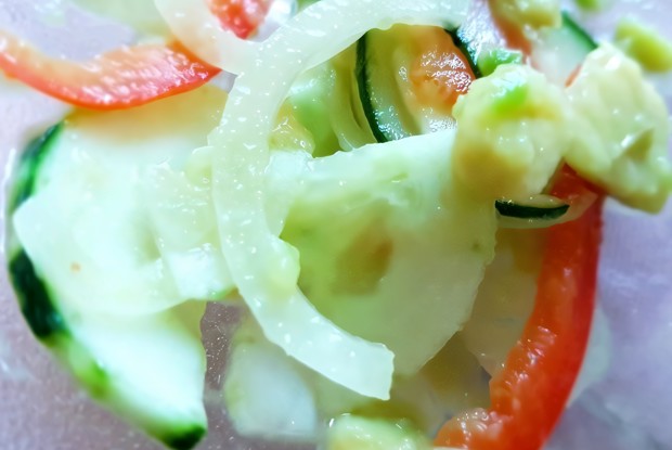 Салат с огурцами и авокадо