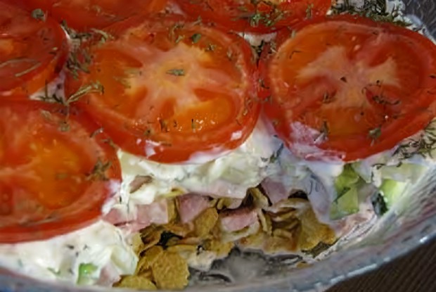 Салат с огурцами, помидорами и кукурузными хлопьями «Радуга»