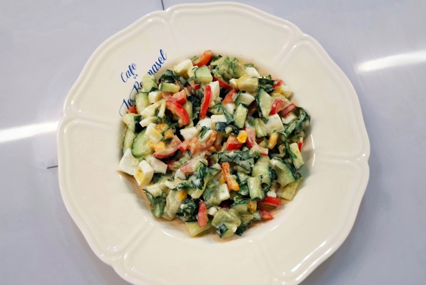 Салат с огурцом и яйцом