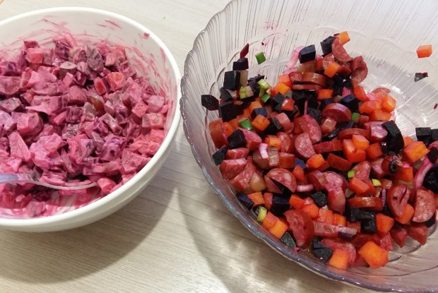 Салат с охотничьими колбасками и свеклой