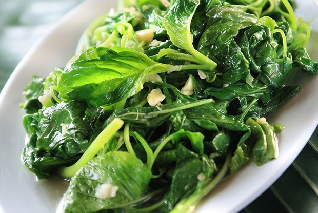 Салат с оливковым маслом, чесноком и лимоном