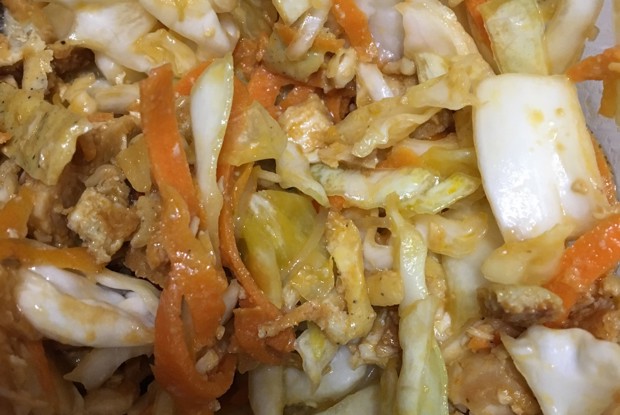 Салат с омлетом и курицей