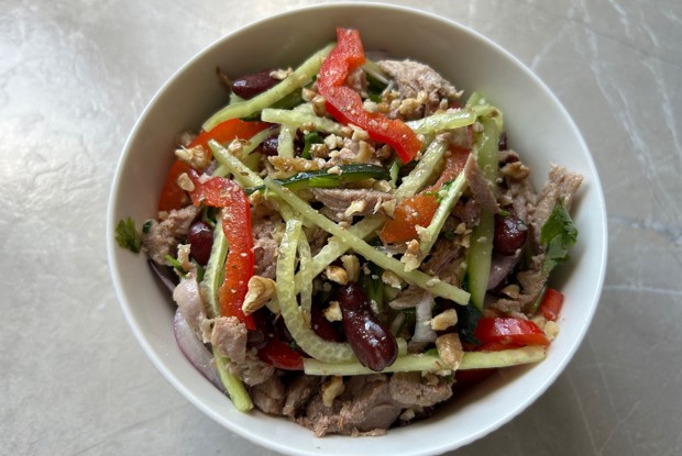 Салат с отварной говядиной и горячим маслом