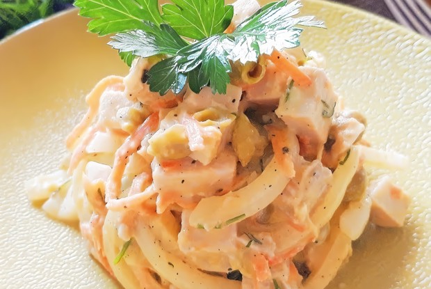 Салат с отварной свининой и зеленым горошком