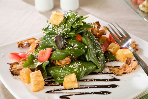 Салат с панчеттой и грецкими орехами