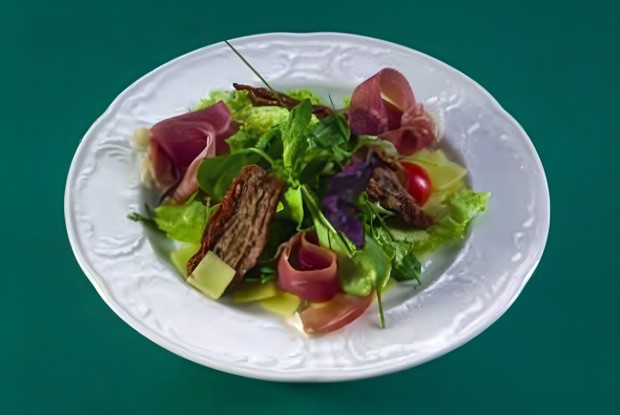 Салат с пармской ветчиной