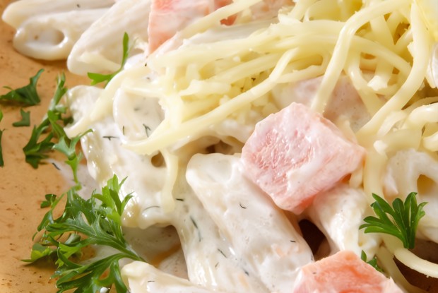 Салат с пастой и рыбой