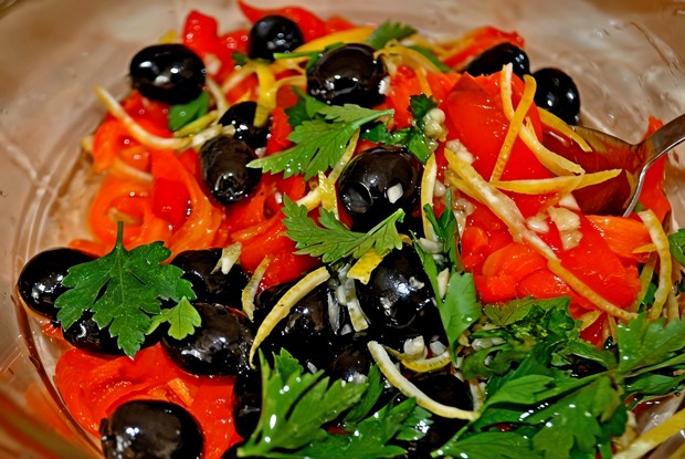 Салат с печеным сладким перцем и оливками