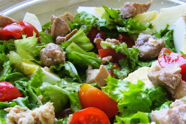 Салат с печенью трески и помидорками черри