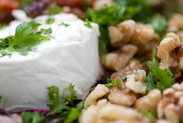 Салат с печеной фетой и грецкими орехами