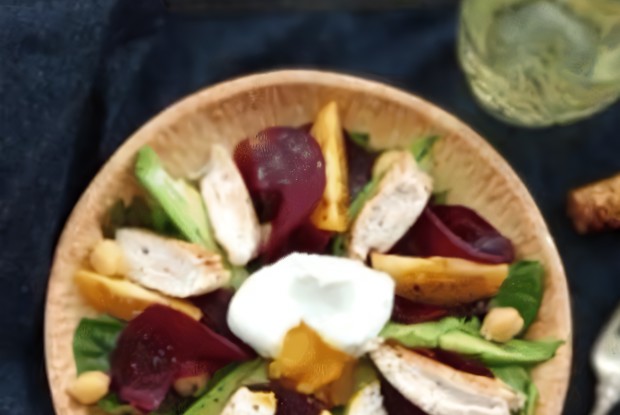 Салат с печеной свеклой, куриной грудкой и яицом пашот