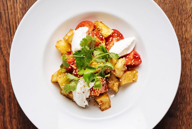 Салат с печеными баклажанами, томатами и сливочным сыром