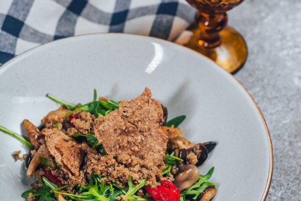 Салат с печеными баклажанами, вешенками и киноа