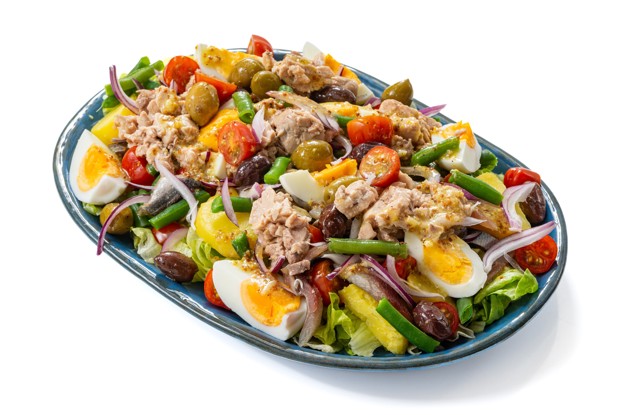 Салат с печенью трески, картофелем и фасолью