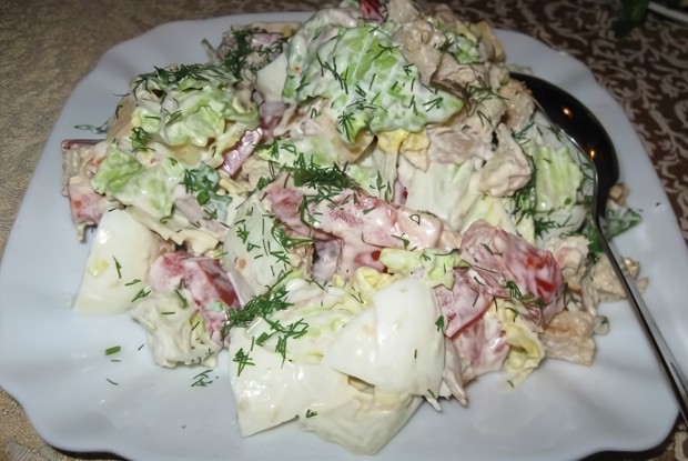 Салат с пекинской капустой, курицей и сухариками