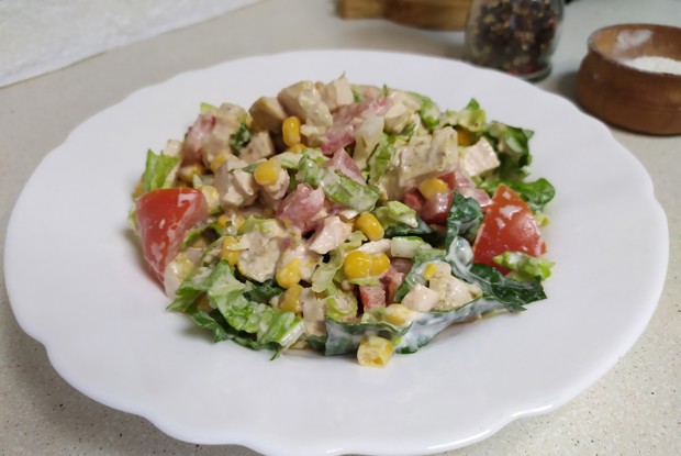 Салат с пекинской капустой, курицей и помидорами