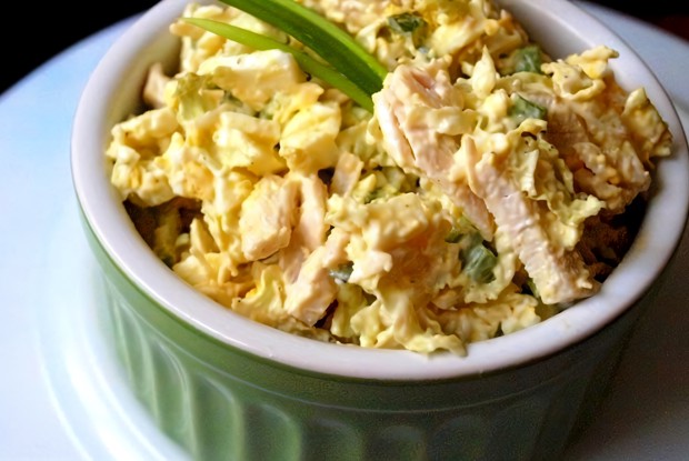 Салат с пекинской капустой, огурцами и яичными блинчиками