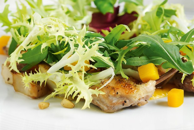 Салат с перепелкой и белыми грибами