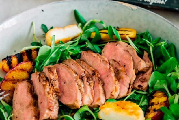 Салат с персиками и уткой