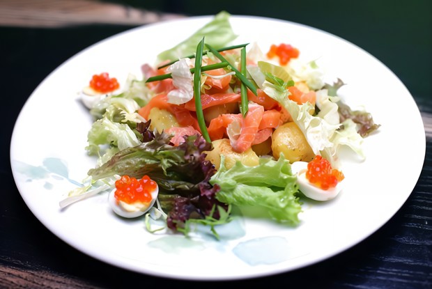 Салат с подкопченой семгой и хурмой