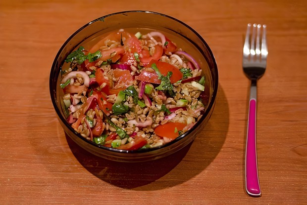 Салат с полбой и помидорами