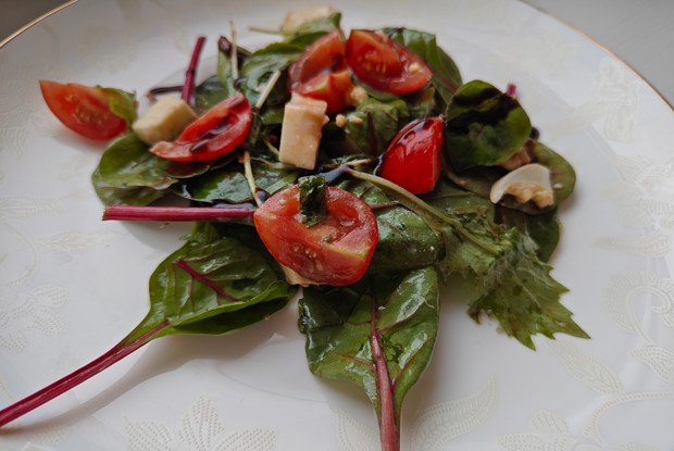 Салат с помидорами черри и моцареллой