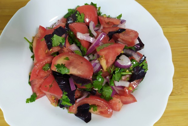 Салат с помидорами и базиликом