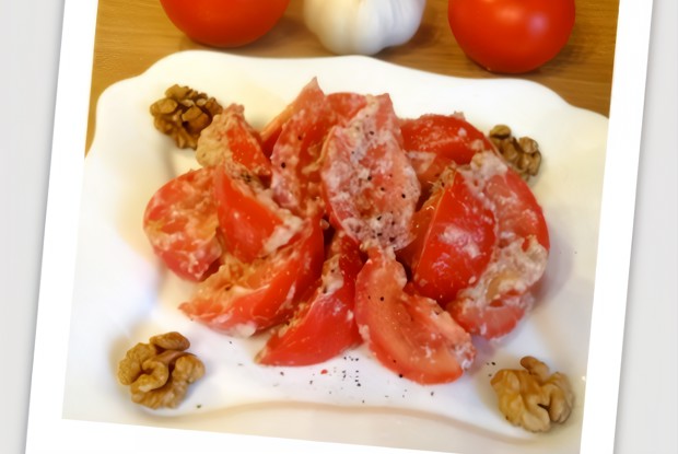 Салат с помидорами и грецкими орехами