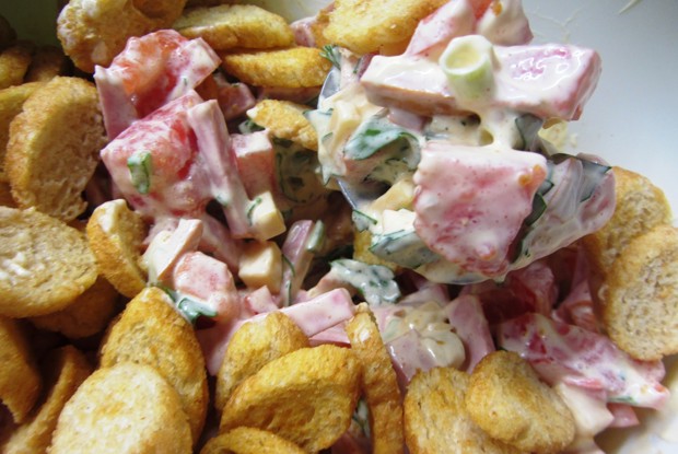 Салат с помидором, копченым сыром и сухариками