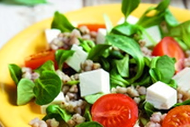 Салат с пророщенной зеленой гречкой, томатами и сыром фета