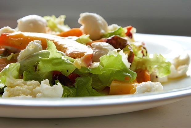 Салат с прошутто, персиками, рикоттой и латуком