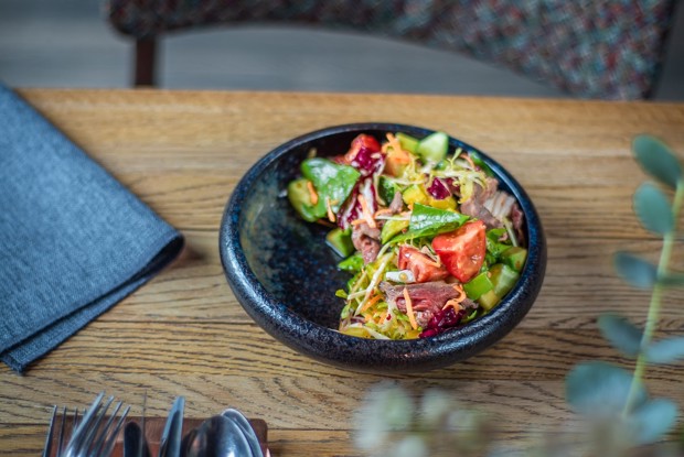 Салат с пряной говядиной и овощами