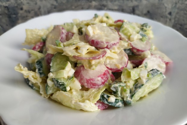 Салат с редисом и яйцом