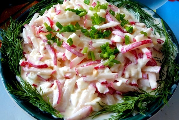 Салат с редисом, сметаной и свежей зеленью