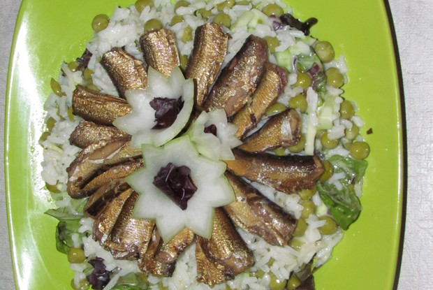Салат с рисом и шпротами