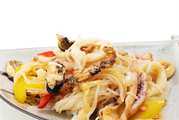 Салат с рисовой лапшой