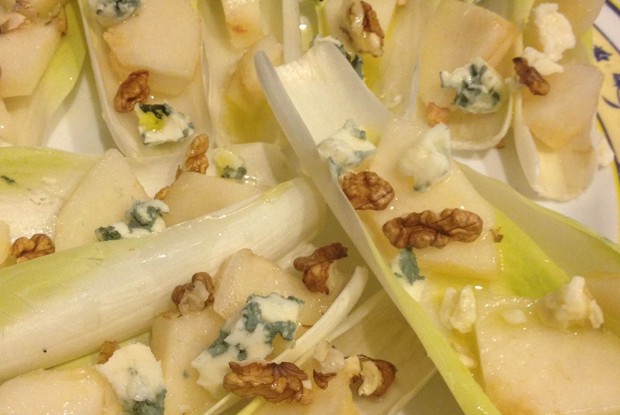 Салат с рокфором, грушами, цикорием и маслом грецкого ореха