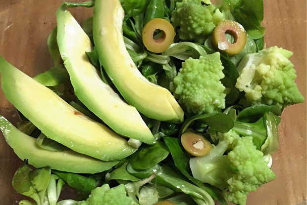 Салат с романеско и чесноком