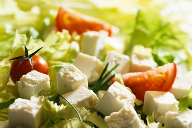 Салат с роменом, томатами, огурцом, фетой и питой